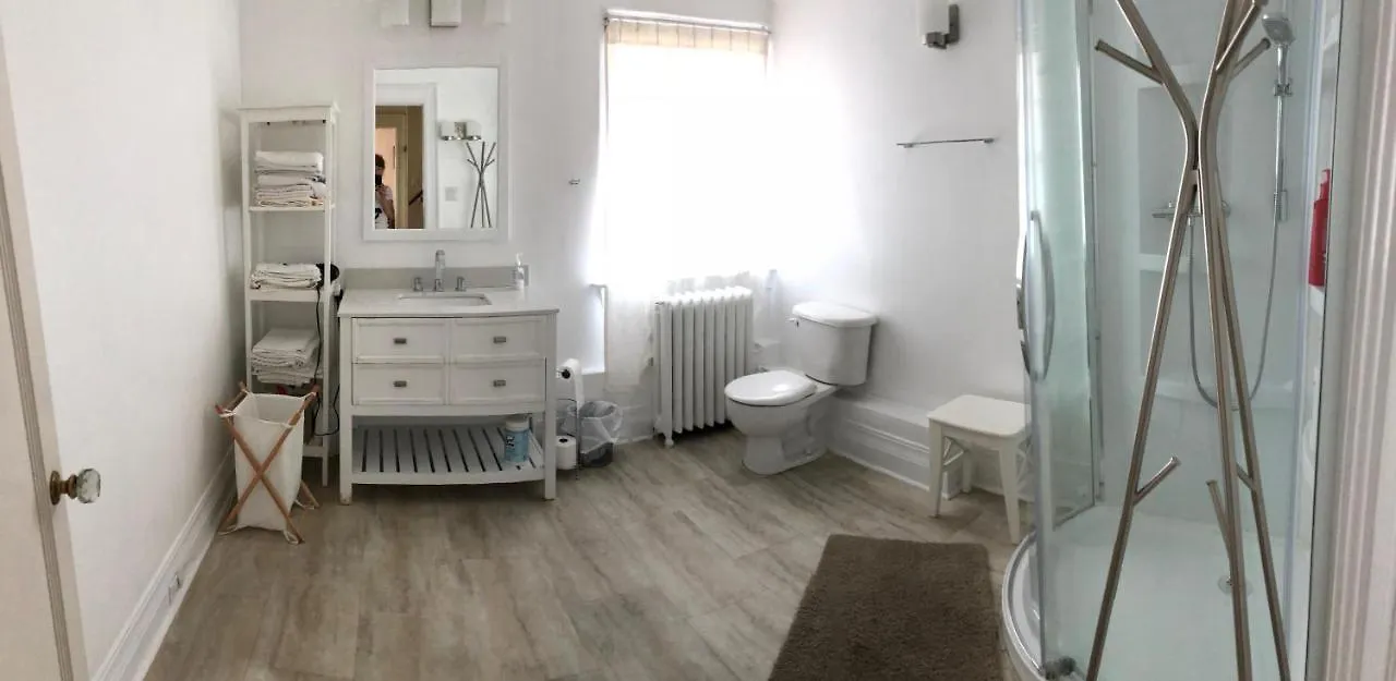 *** לינה וארוחת בוקר אוטווה Ambassador B&B קנדה